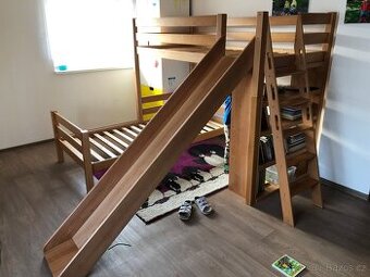 Dvoupatrová postel s knihovnou a skluzavkou