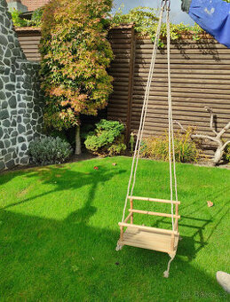 Dětská dřevěná houpačka