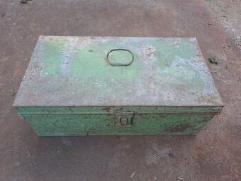 Stará plechová bedna