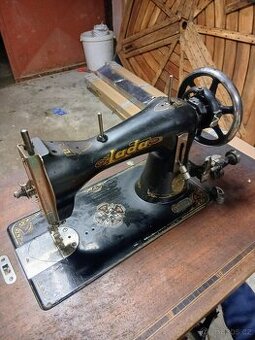 Starožitný šicí stroj LADA