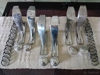 retro držáky na tyče k záclonám