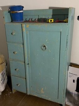 Starožitná skříňka / chlebovka