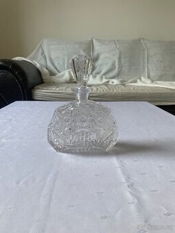 Broušená skleněná karafa s uzávěrem – výška 23 cm