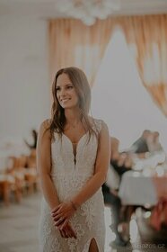 Svatební šaty s rozparkem