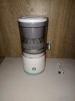 Odšťavňovač citrusů - přenosný mini