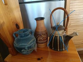 Staré keramické vázy a konvička