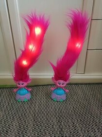 2x Hasbro Trollové Poppy s extra dlouhými svítícími vlasy - 1