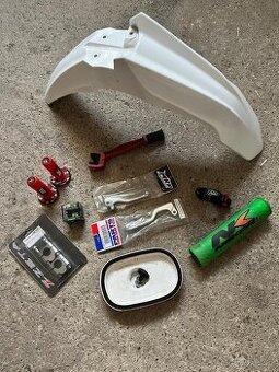Mix věcí z motokrosu.
