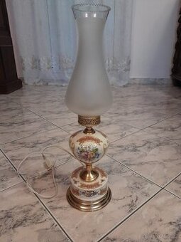Stará lampička z porcelánu