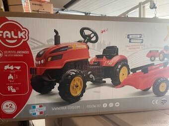 Slapaci traktor s vlekem