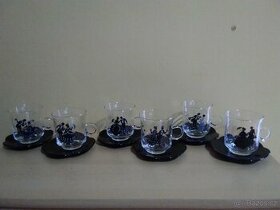 Sklenene hrnecky s cernymi podsalky