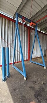 Mobilní portálový jeřáb s navijákem a kladkostrojem