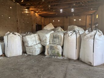 Vyklizeni objektu - skelna vata, plastova drt, vapenec