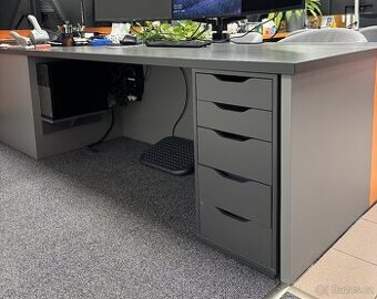 Prodáme 4 ks velkých kancelářských stolů