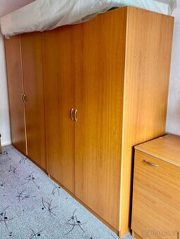 Skříně, peřiňák