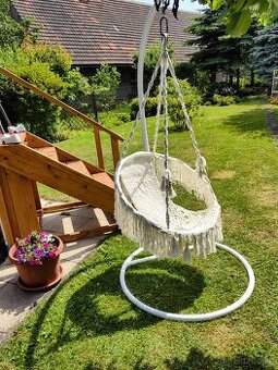 Macrame design vajíčko na stojanu