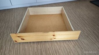Dřevěný úložný box pod postel na kolečkách