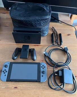 Nintendo Switch komplet skvělý stav + možno i hry