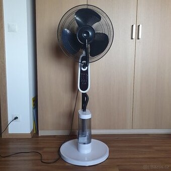 Stojanový ventilátor s funkcí rozprašování mlhy