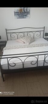 Kovová manželská postel – elegantní design