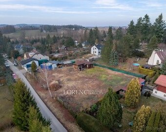 Krásný pozemek v chatové oblasti u lesa, ideální pro výstavb