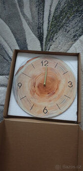 Rustikální hodiny s motivem dřeva
