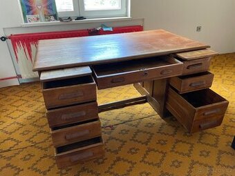 Velký psací stůl