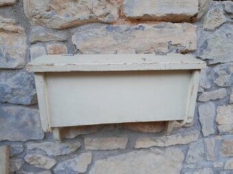 Skříňka k šatní stěně antik