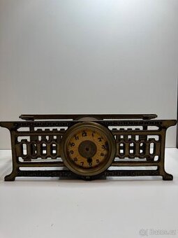 Starožitný hodinový ciferník v ozdobném rámu