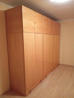 Daruji skříňě za 2 pulčaky rumu