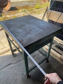 Stůl s litinovou deskou - 1