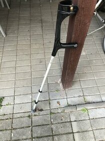 Dva páry francouzských berlí, jedna normální