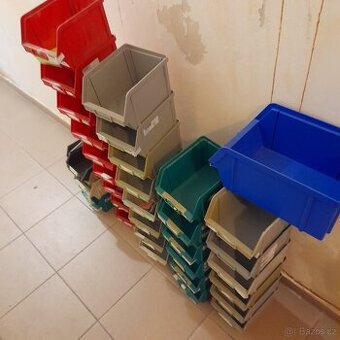 Prodám - skladové plastové stohovací zásobníky (boxy)