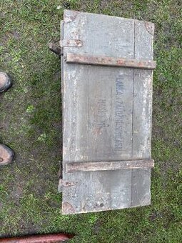 Stará vojenská bedna s ocelovými lany