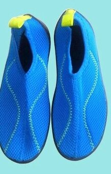 Zánovní boty do vody chlapecké modré 34-35 .Decathlon