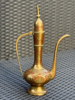 Orientální mosazná konvice, ručně rytá, "India 1853"