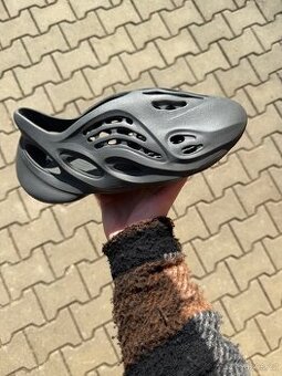 Adidas Yeezy Foam RNR Carbon