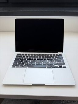 MacBook Air 13" M2, 16 GB RAM, 256 GB SSD - skvělý stav 