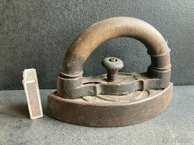 Starožitná zdobená žehlička s dřevěnou rukojetí (525)