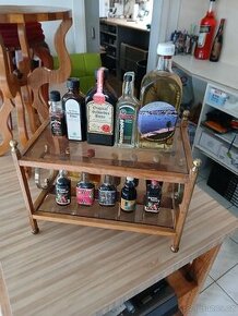 STOLECEK I  S LAHVICKAMA ALKOHOLU