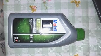 Motorový olej značky Mobil 1 0W-40 zelený