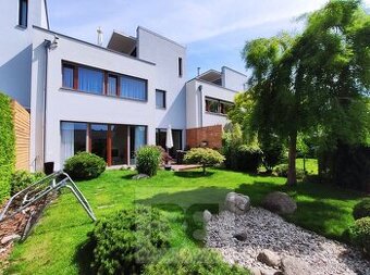 Luxusní dům se zahradou, dvěma terasami a garáží v Praze 5 -