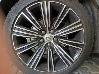 Kola Volvo 18 . Originál se zimními pneu.