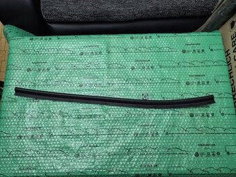 Škoda Octavia III těsnění přední kapoty
