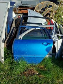 Toyota corolla levé zadní dvere