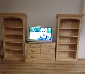Prodám hezké knihovny ze smrku a dřevěný kryt na radiátor - 1