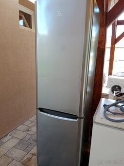 Lednice s mrazakem Indesit