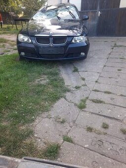 BMW E90, 320i