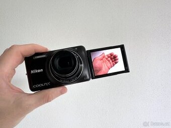Nikon Coolpix S6600 černý - Výklopný displej