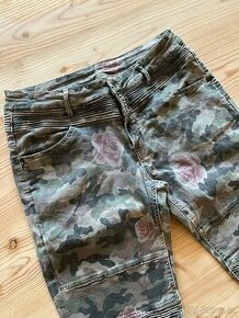Kalhoty maskacove s ruzemi, velmi pohodlne